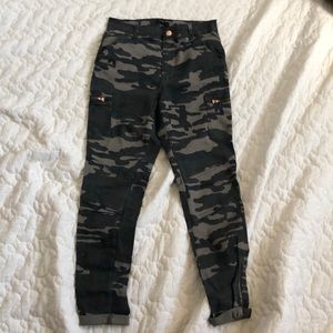 FOREVER 21 camo cargo skinny pants